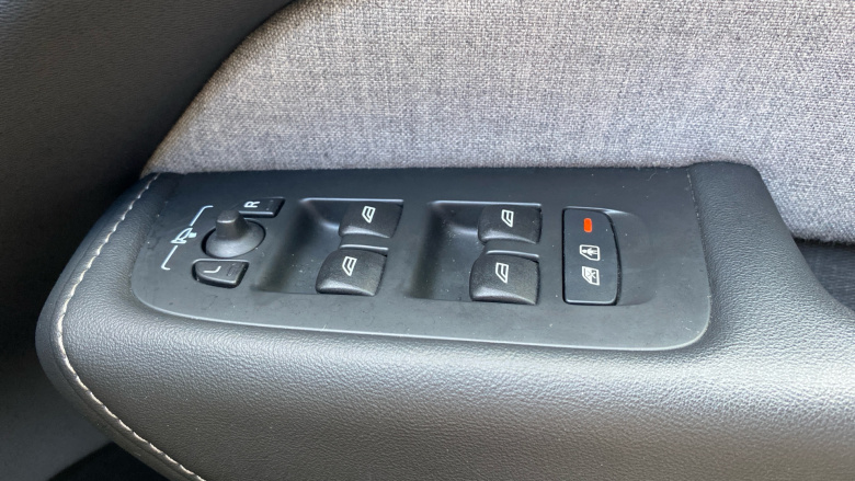 Volvo XC60 2.0 T8 [455] RC PHEV Ultimate Dark 5dr AWD Gtron Estate